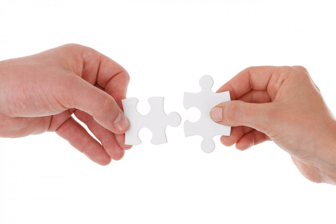 2 pieces of a jigsaw that can be perfectly integrated to give a complete look, like the process of Content Marketing and SEO.